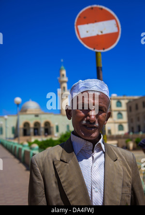 Mann stand vor der großen Moschee Kulafa Al Rashidin, Asmara, Eritrea Stockfoto