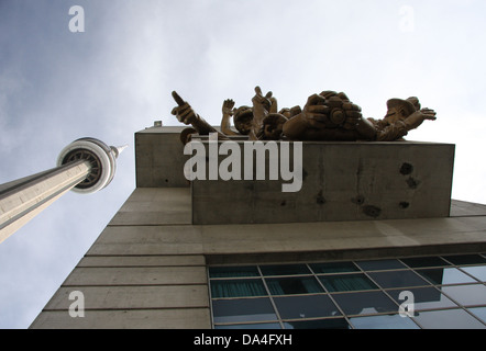 "Das Publikum" - eine Skulptur von Michael Snow schmücken die Fassade auf der nordwestlichen Ecke des Rogers Centre. Stockfoto