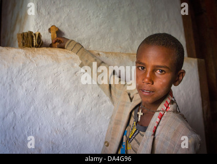 Junge In der Kirche Kidane Mehret, Senafe, Eritrea Stockfoto