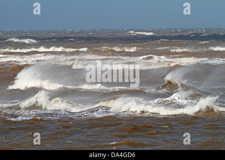 Vom Wind verwehten Brecher auf rauer See Liverpool Bay UK September 4862 Stockfoto