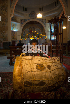 Junge spielt Schlagzeug In einer Kirche, Asmara, Eritrea Stockfoto