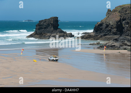 Die RNLI Rettungsschwimmer und ihr Fahrzeug am Strand von Porthcothan Bay Cornwall UK Stockfoto