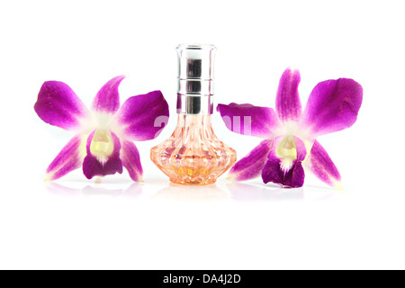 Die lila Orchidee und Orange Parfüm-Flaschen auf dem weißen Hintergrund. Stockfoto