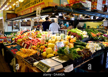 Frisches Obst und Gemüse-Stand auf dem Pike Place öffentlichen Markt. Seattle, Washington, USA. Stockfoto