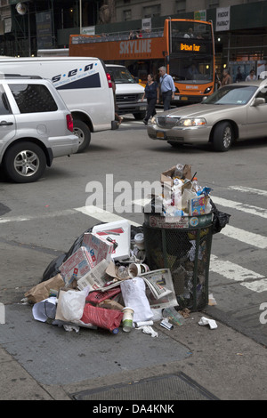 Die Dept.of Hygiene kann nicht die Menge an Müll deponiert jeden Tag auf den Straßen von Midtown Manhattan mithalten. Stockfoto