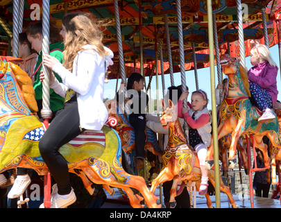 Kinder genießen die Merry go round am Messegelände Stockfoto