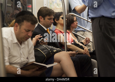 Abendliche rush hour auf einer New Yorker U-Bahn in Manhattan, New York City. Stockfoto