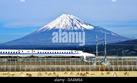 Ein Hochgeschwindigkeitszug vergeht unter Mt. Fuji in Japan. Stockfoto