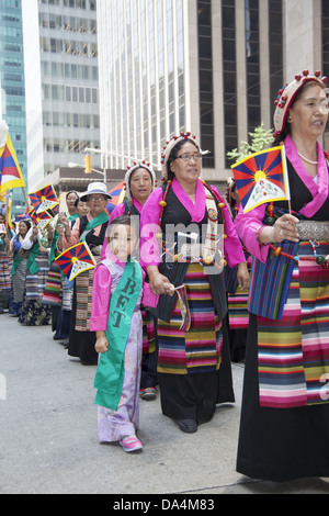 Tibetische Flüchtlinge und & voll funktionsfähigen tibetischen Amerikaner marschieren in der internationalen Migranten Day Parade in New York City. Stockfoto