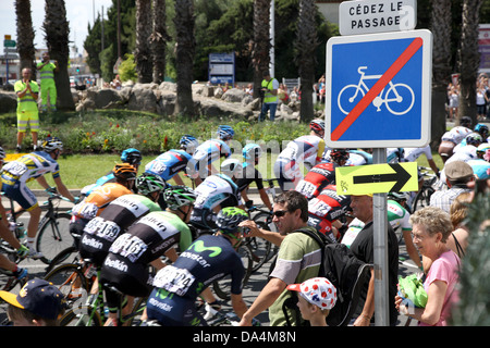 Radfahrer auf der Durchreise Antibes vor keine Radsport Zeichen während der Tour de France 2013. Stockfoto