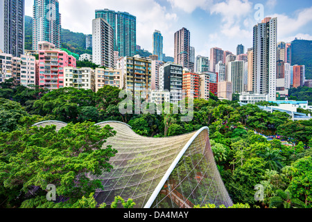 Hochhaus-Wohnungen über Hong Kong Park und Voliere in Hong Kong, China. Stockfoto