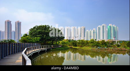 Hochhaus-Wohnungen über Wetland Park in Hong Kong, China. Stockfoto