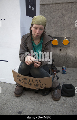 Junge Obdachlose auf der 6th Avenue in Midtown Manhattan, NYC um Hilfe zu bitten. Stockfoto