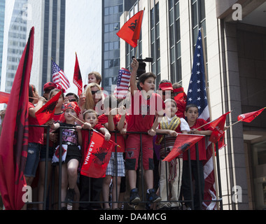 Albanische Amerikaner zeigen ihre nationalen & ethnischen stolz marschieren in der internationalen Migranten Day Parade in New York City. Stockfoto