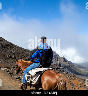 Reiterin auf Pony-Express-Tour entlang der Sliding Sands Trail im Haleakala National Park auf Maui Stockfoto