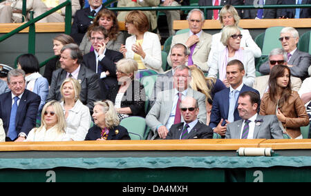 03.07.2013. Wimbledon, London, UK. 3. Juli 2013.  Tag neun die Wimbledon Tennis Championships 2013 statt in The All England Lawn Tennis and Croquet Club, London, England, UK. Der ehemalige Manager von Manchester United und Nemanja Vidic von Manchester United und England Fußball Manager Roy Hodgson beobachten das Match von der Royal Box während der Viertelfinale der Herren Einzel Stockfoto