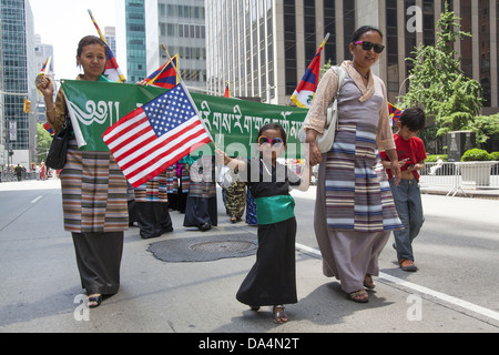 Tibetische Flüchtlinge und & voll funktionsfähigen tibetischen Amerikaner marschieren in der internationalen Migranten Day Parade in New York City. Stockfoto