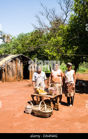 Mitglieder der Guarani Volksgruppe im Indianerreservat Xapecó und Beispiele für ihre handwerklichen Arbeiten. Stockfoto