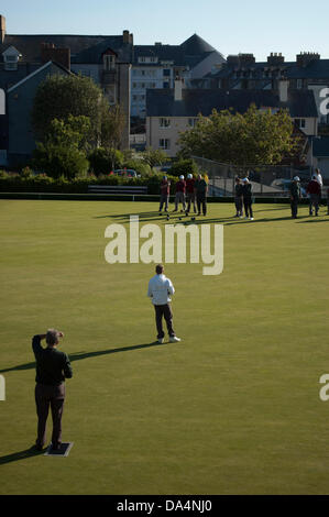 Aberystwyth, Wales, UK. 3. Juli 2013. Queens Road Lawn Bowls Club spielen eine Ceredigion Liga-match gegen Aberaeron auf einen warmen Sommerabend in Aberystwyth. Queens Rd gewonnen. Bildnachweis: Barry Watkins/Alamy Live-Nachrichten Stockfoto