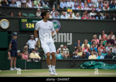 Wimbledon, London, UK. 3. Juli 2013. Wimbledon Tennis Championships 2013 statt in The All England Lawn Tennis and Croquet Club, London, England, UK.    Andy Murray (GBR) [2] besiegt Fernando Verdasco (ESP) (dunkle Haare). Bildnachweis: Duncan Grove/Alamy Live-Nachrichten Stockfoto