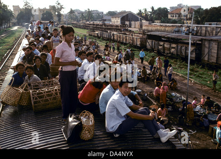 Passagiere am Bahnhof in Phnom Penh sitzen auf dem Dach dieser überfüllten Zug nach Süden reisen. Stockfoto