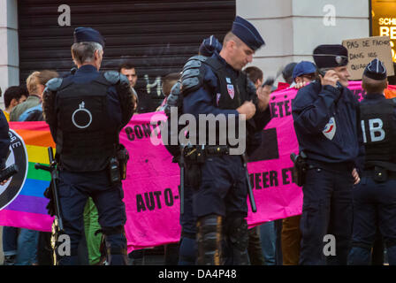 Paris, Frankreich. Gegendemonstration LGBT-Gruppen, auf konservative Gruppe "Les Vielleurs" Demonstration gegen die Homo-Ehe zu besetzen, geschützt von der Polizei Stockfoto