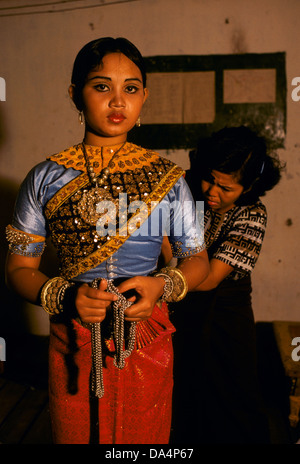 Kambodscha: Der School of Fine Arts hat eine junge Tänzerin ihr Kopfschmuck vor einem öffentlichen Auftritt des traditionellen Khmer Tanz ausgestattet. Stockfoto