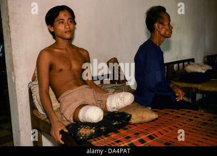 Phnom Penh, Kambodscha; dieser junge Mann verlor seine Beine auf eine Landmine treten. Stockfoto