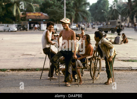 Phnom Penh, Kambodscha; Diese jungen Männer hängen in der Stadt Zentrum Arbeitslose und nichts zu tun sind alle Amputierten, nach Verstärkung auf Landminen verletzt. Stockfoto