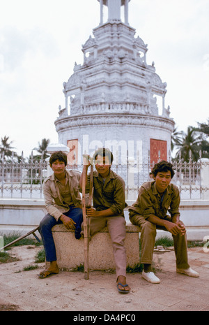 Phnom Penh, Kambodscha; Diese jungen Männer hängen in der Stadt Zentrum Arbeitslose und nichts zu tun sind alle Amputierten, nach Verstärkung auf Landminen verletzt. Stockfoto