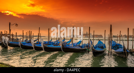 Gondeln in der Lagune von Venedig bei Sonnenuntergang, Italien Stockfoto