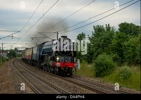 60163 Tornado durchläuft Grantham Bahnhof auf der Kathedralen Express Tour. Stockfoto