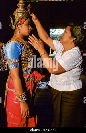 Kambodscha: Der School of Fine Arts hat eine junge Tänzerin ihr Kopfschmuck vor einem öffentlichen Auftritt des traditionellen Khmer Tanz ausgestattet. Stockfoto