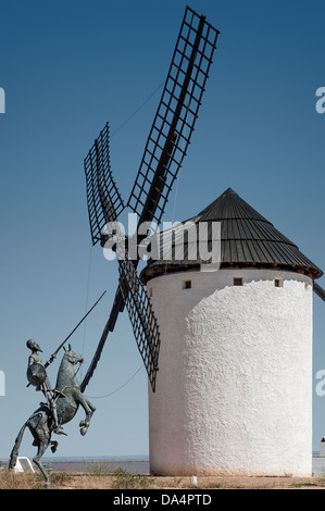 Windmühle und Statue von Don Quijote auf seinem Pferd Rocinante in Campo de Criptana, Kastilien-La Mancha, Spanien. Stockfoto