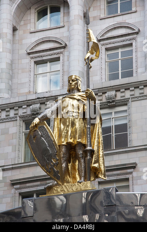 Die glänzende goldene Statue von Graf Peter von Savoyen, errichtet im Jahre 1929, die Art-Deco-Überdachung des Londoner Luxushotel Savoy ornament. London, England.UK. Stockfoto