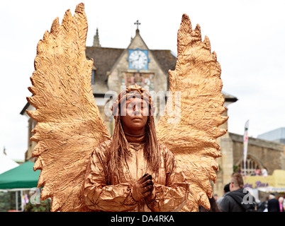 Schutzengel Straße Künstler lebende Statue beten vor St. Johannes der Täufer-Kirche, Peterborough, England Stockfoto