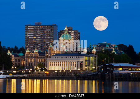 Vollmond über dem Landtag und Inner Harbor-Victoria, British Columbia, Kanada.  Hinweis-Digital Composite Stockfoto