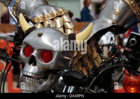 Harley-Davidson Motorrad im Besitz von Viker Biker mit einem Schädel schmücken den Lenker, Peterborough, England Stockfoto