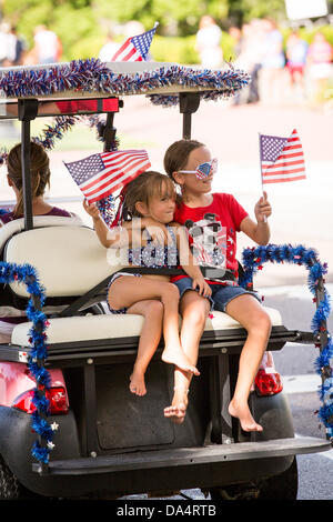 Bewohner von Daniel Insel feiern Unabhängigkeitstag früh mit einer Fahrrad- und Golf Cart Parade 3. Juli 2013 in Charleston, SC. Stockfoto