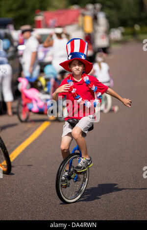 Bewohner von Daniel Insel feiern Unabhängigkeitstag früh mit einer Fahrrad- und Golf Cart Parade 3. Juli 2013 in Charleston, SC. Stockfoto