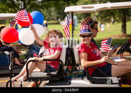 Bewohner von Daniel Insel feiern Unabhängigkeitstag früh mit einer Fahrrad- und Golf Cart Parade 3. Juli 2013 in Charleston, SC. Stockfoto