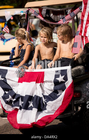 Bewohner von Daniel Insel feiern Unabhängigkeitstag früh mit einer Fahrrad- und Golf Cart Parade 3. Juli 2013 in Charleston, SC. Stockfoto