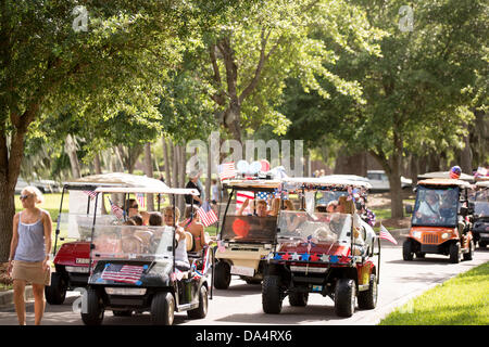 Bewohner von Daniel Insel feiern Unabhängigkeitstag früh mit einer Fahrrad- und Golf Cart Parade 3. Juli 2013 in Charleston, SC. Stockfoto