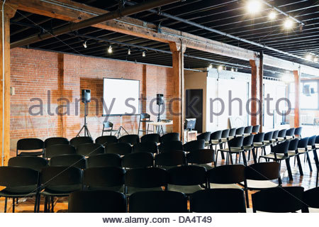 Innenraum der Konferenzraum mit Leinwand und Stühle