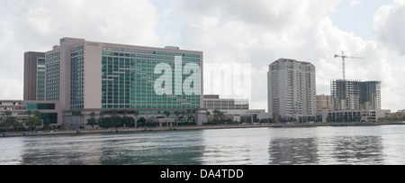 Gehobene Hotels und Eigentumswohnungen entlang dem Nordufer des St. Johns River in Downtown Jacksonville Florida Stockfoto