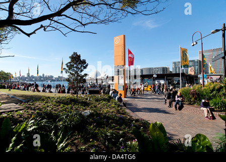 Ein Blick auf den Circular Quay vom ersten Flotte Park zeigt gerichtete Schilder, Banner und Touristen. Stockfoto