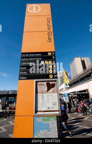 Richtungsinformationen Schild am Circular Quay, neben ersten Flotte Park, Sydney, Australien Stockfoto