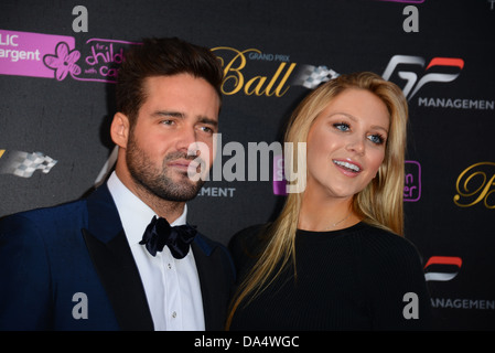 Spencer Matthews und einen weiblichen Gast kommen für den Fototermin am Grand Prix Ball Fundrises für krebskranke Kinder Stockfoto