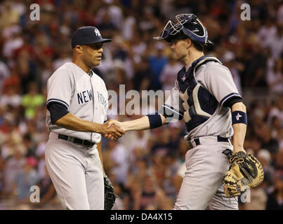 Minneapolis, MN, USA. 3. Juli 2013. 3. Juli 2013: New York Yankees näher Mariano Rivera (42) schüttelt Hände mit Catcher Chris Stewart (19) nach der Yankees in der Major League Baseball Spiel zwischen den Minnesota Twins und die New York Yankees im Feld "Ziel" das endgültige aus aufgezeichnet in Minneapolis, Minnesota New York gewann 3-2. Bildnachweis: Csm/Alamy Live-Nachrichten Stockfoto