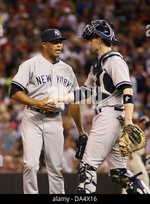 Minneapolis, MN, USA. 3. Juli 2013. 3. Juli 2013: New York Yankees näher Mariano Rivera (42) schüttelt Hände mit Catcher Chris Stewart (19) nach der Yankees in der Major League Baseball Spiel zwischen den Minnesota Twins und die New York Yankees im Feld "Ziel" das endgültige aus aufgezeichnet in Minneapolis, Minnesota New York gewann 3-2. Bildnachweis: Csm/Alamy Live-Nachrichten Stockfoto